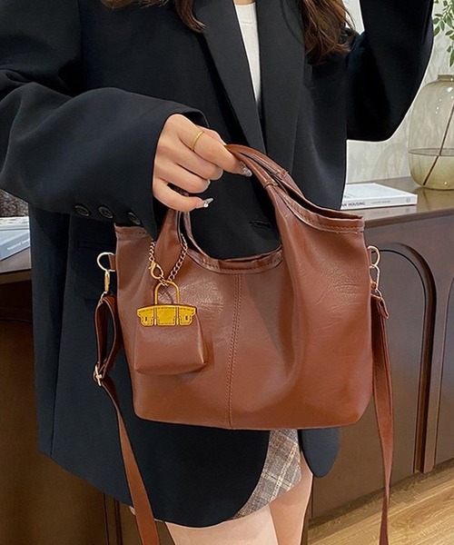 shopnikoniko（ショップニコニコ）の「ミニバッグチャーム付き PUレザー ショルダーバッグ（トートバッグ・レディース・ブラック/ブラウン/ダークブラウン・フリー）」の14枚目の写真