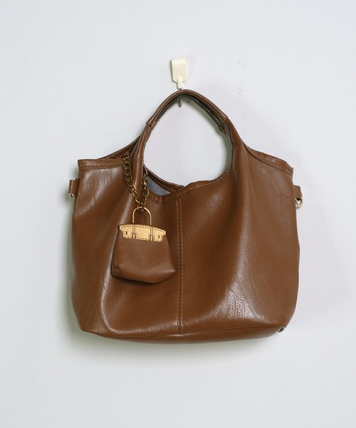 shopnikoniko（ショップニコニコ）の「ミニバッグチャーム付き PUレザー ショルダーバッグ（トートバッグ・レディース・ブラック/ブラウン/ダークブラウン・フリー）」の16枚目の写真