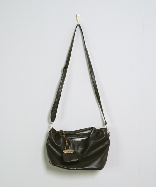 shopnikoniko（ショップニコニコ）の「ミニバッグチャーム付き PUレザー ショルダーバッグ（トートバッグ・レディース・ブラック/ブラウン/ダークブラウン・フリー）」の11枚目の写真