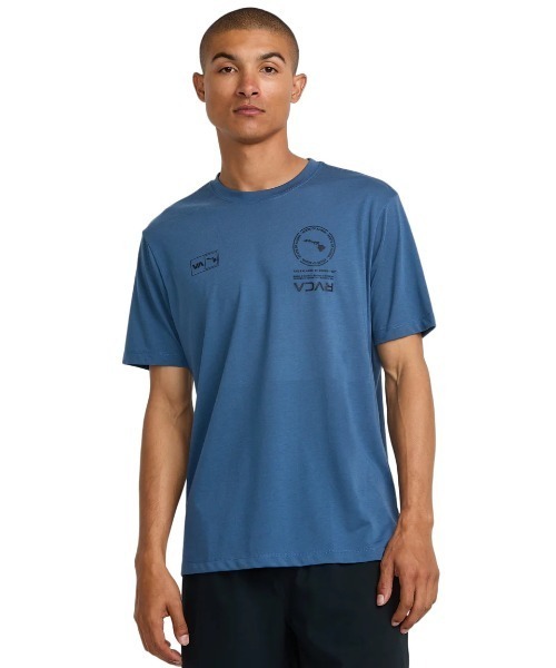 RVCA(ルーカ)の「RVCA メンズ HAWAII MARK SS Tシャツ 【2025年春夏モデル】/ルーカHAWAIIコレクションロゴプリント半袖Tシャツ(Tシャツ/カットソー・メンズ・ブラック/グレー・SMALL/MEDIUM/LARGE/X-LARGE)」の1枚目の写真