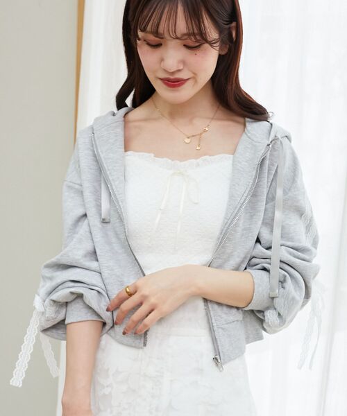 MAJESTIC LEGON（マジェスティックレゴン）の「レースリボンラインパーカー（パーカー・レディース・グレー/アイボリー/ピンクベージュ・MEDIUM）」の2枚目の写真