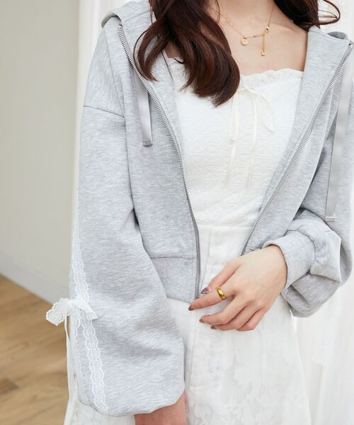 MAJESTIC LEGON（マジェスティックレゴン）の「レースリボンラインパーカー（パーカー・レディース・グレー/アイボリー/ピンクベージュ・MEDIUM）」の15枚目の写真