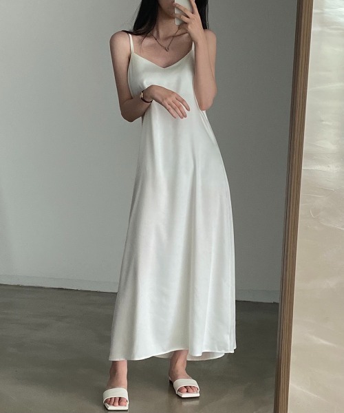 FAVORITO(ファヴォリート)の「光沢あるVネックキャミワンピース(ワンピース・レディース・ホワイト/ブラック・F)」の8枚目の写真