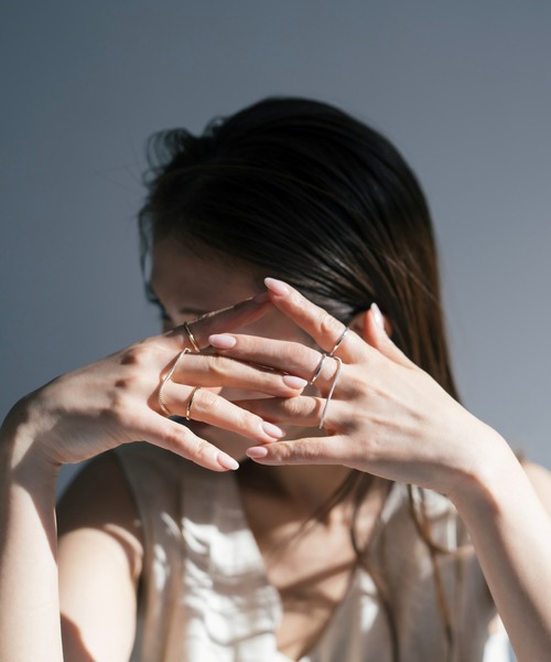 Nothing And Others(ナッシングアンドアザーズ)の「「Nothing And Others × Ayumi Uehara Collection」Thin 2.3 Ring(リング・レディース・シルバー/ゴールド・FREE)」の19枚目の写真
