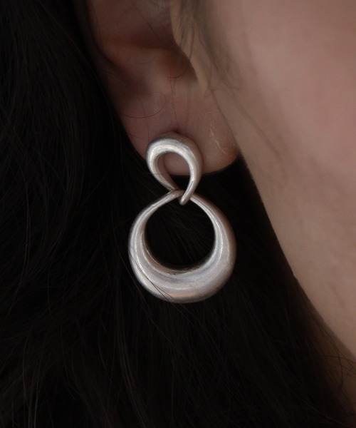abaskdesign(アバスクデザイン)の「ヴィンテージ風 ダブルリングピアス(ピアス(両耳用)・レディース・ゴールド/シルバー・FREE)」の2枚目の写真