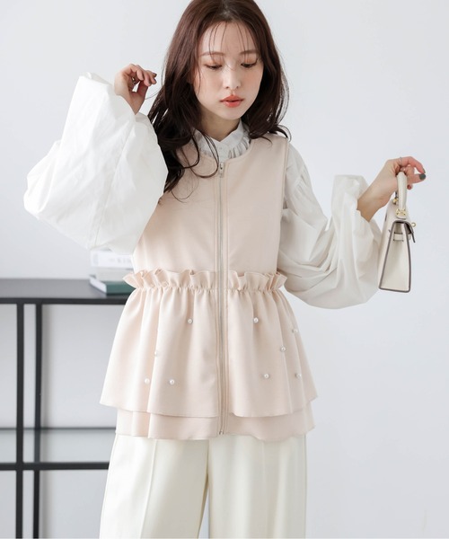 AMELY(エミリー)の「パールフリルペプラムベスト(ベスト・レディース・ベージュ/ブラック/グレー・フリー)」の1枚目の写真