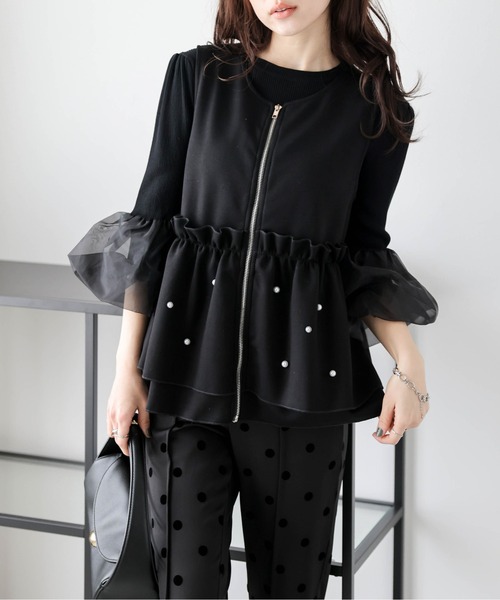 AMELY(エミリー)の「パールフリルペプラムベスト(ベスト・レディース・ベージュ/ブラック/グレー・フリー)」の2枚目の写真