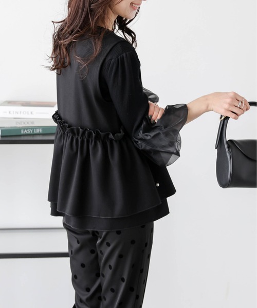 AMELY(エミリー)の「パールフリルペプラムベスト(ベスト・レディース・ベージュ/ブラック/グレー・フリー)」の6枚目の写真
