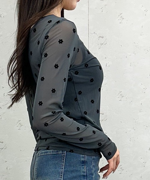 Per sist ence(パーシエンス)の「シアーフラワーフロッキープルオーバー 透け感トップス/花柄シアー/長袖レイヤード/ドット(Tシャツ/カットソー・レディース・アイボリー/ブラック/グレー・ONE SIZE)」の15枚目の写真