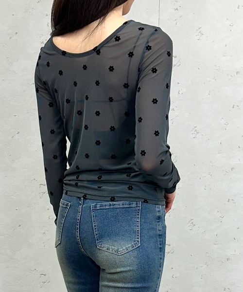 Per sist ence(パーシエンス)の「シアーフラワーフロッキープルオーバー 透け感トップス/花柄シアー/長袖レイヤード/ドット(Tシャツ/カットソー・レディース・アイボリー/ブラック/グレー・ONE SIZE)」の17枚目の写真