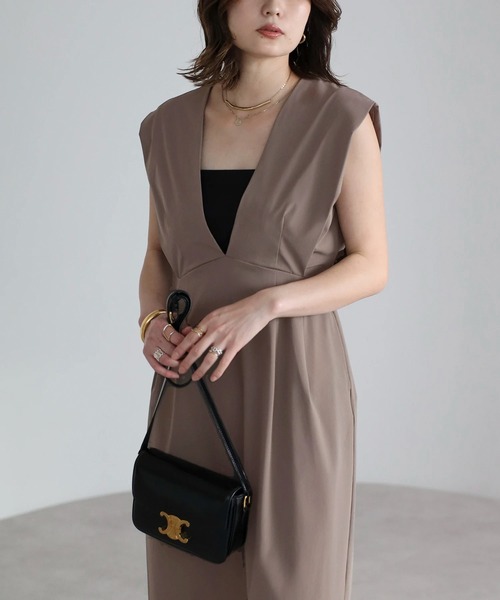 撥水・接触冷感・UVカット】ディープVネックタックワンピース【動画