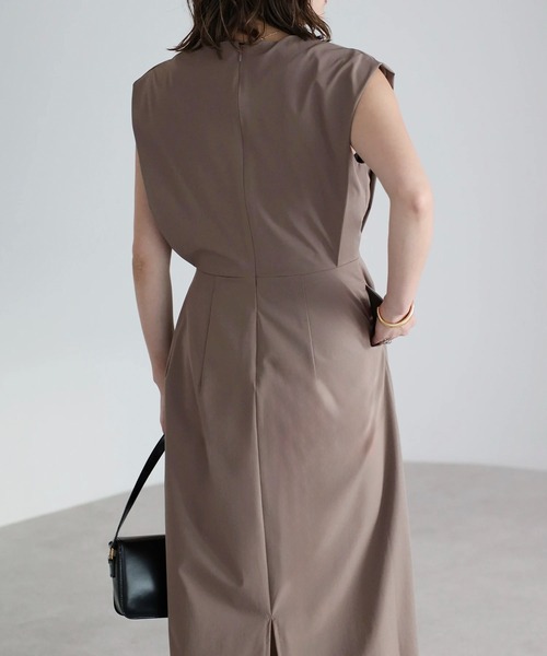 撥水・接触冷感・UVカット】ディープVネックタックワンピース【動画