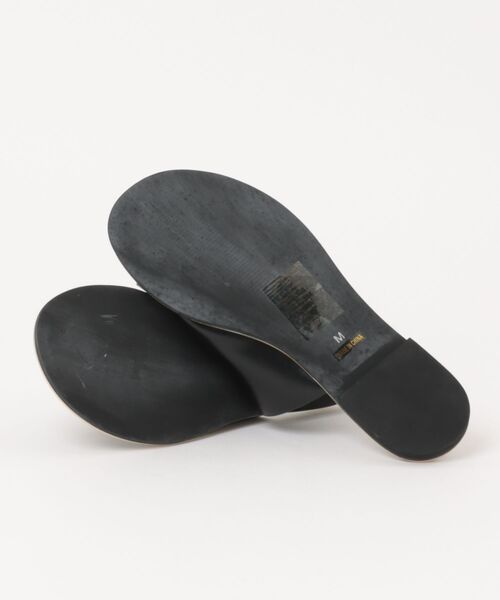 Doux archives（ドゥアルシーヴ）の「ゴールドピーストングフラットサンダル（サンダル・レディース・ブラック/シルバー・24.5/23.5）」の4枚目の写真