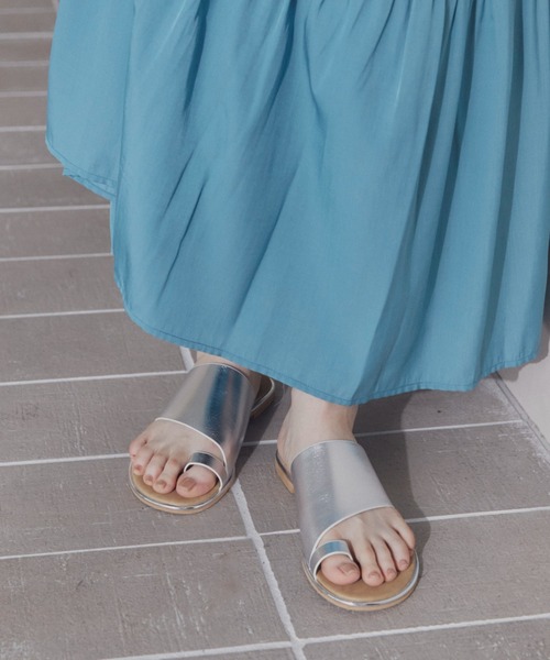 Doux archives（ドゥアルシーヴ）の「ゴールドピーストングフラットサンダル（サンダル・レディース・ブラック/シルバー・24.5/23.5）」の2枚目の写真