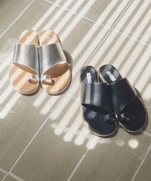 Doux archives | ゴールドピーストングフラットサンダル(サンダル)