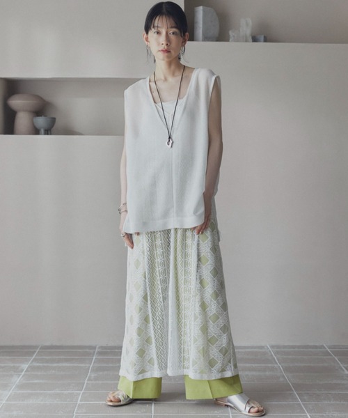 Doux archives（ドゥアルシーヴ）の「ゴールドピーストングフラットサンダル（サンダル・レディース・ブラック/シルバー・24.5/23.5）」の5枚目の写真