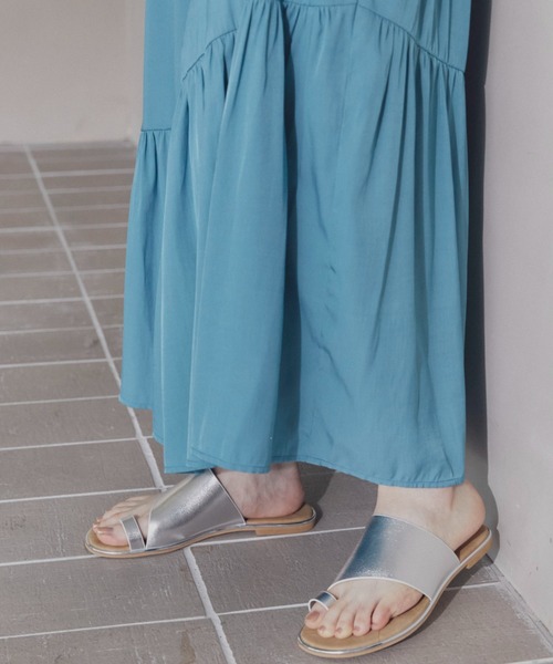 Doux archives（ドゥアルシーヴ）の「ゴールドピーストングフラットサンダル（サンダル・レディース・ブラック/シルバー・24.5/23.5）」の10枚目の写真