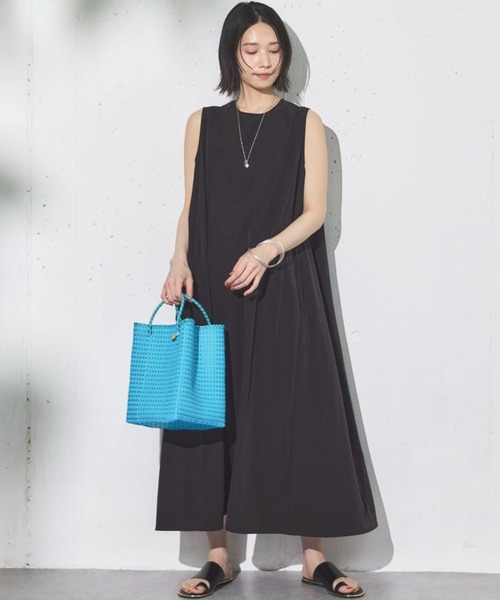 Doux archives（ドゥアルシーヴ）の「ゴールドピーストングフラットサンダル（サンダル・レディース・ブラック/シルバー・24.5/23.5）」の19枚目の写真