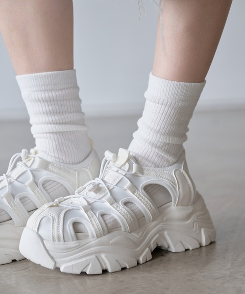 UNE MANSION（ユヌマンション）の「【身長アップ6㎝厚底インソール】アウトドアゴフコアラッキング厚底スニーカーサンダル（サンダル・レディース・ホワイト/ブラック・23cm/24cm/25cm）」の4枚目の写真