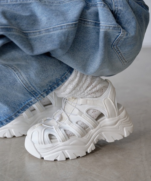 UNE MANSION（ユヌマンション）の「【身長アップ6㎝厚底インソール】アウトドアゴフコアラッキング厚底スニーカーサンダル（サンダル・レディース・ホワイト/ブラック・23cm/24cm/25cm）」の13枚目の写真