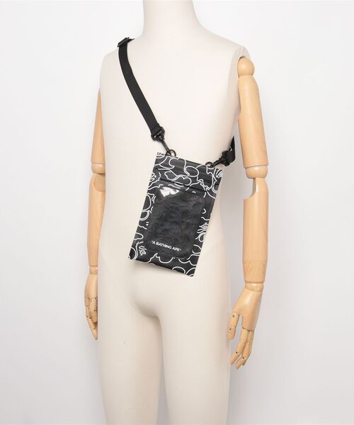 A BATHING APE（アベイシングエイプ）の「NEON CAMO FLAT SHOULDER BAG（スマホグッズ・メンズ・ブラック・FREE）」の4枚目の写真