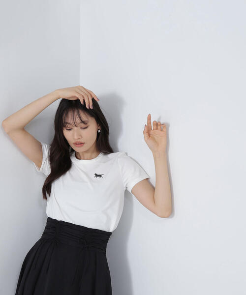 NATURAL BEAUTY BASIC(ナチュラルビューティーベーシック)の「<保護猫プロジェクト>ワンポイントコンパクトTシャツ(Tシャツ/カットソー・レディース・オフホワイト/ピンク/グレー系その他・FREE)」の1枚目の写真
