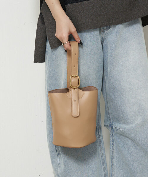 Jena espace merveilleux（ジェナ　エスパスメルヴェイユ）の「ワンハンドルバックルバッグ（ショルダーバッグ・レディース・ベージュ/ブラック・FREE）」の2枚目の写真