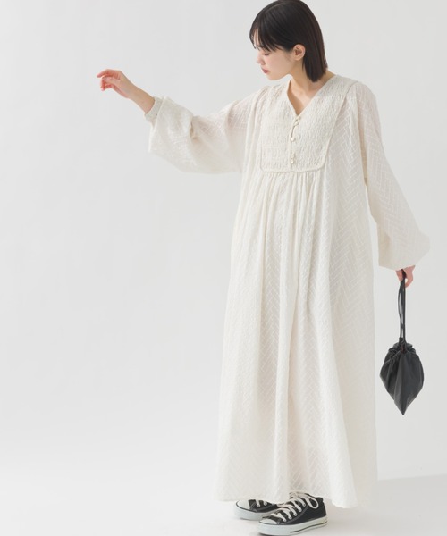 OMNES（オムネス）の「コットンドビーシャーリングワンピース（ワンピース・レディース・モカ/ブラック/アイボリー/カーキ・FREE）」の2枚目の写真