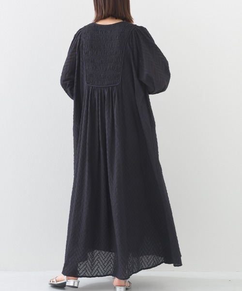 OMNES（オムネス）の「コットンドビーシャーリングワンピース（ワンピース・レディース・モカ/ブラック/アイボリー/カーキ・FREE）」の11枚目の写真