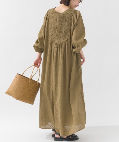 OMNES（オムネス）の「コットンドビーシャーリングワンピース（ワンピース・レディース・モカ/ブラック/アイボリー/カーキ・FREE）」の16枚目の写真