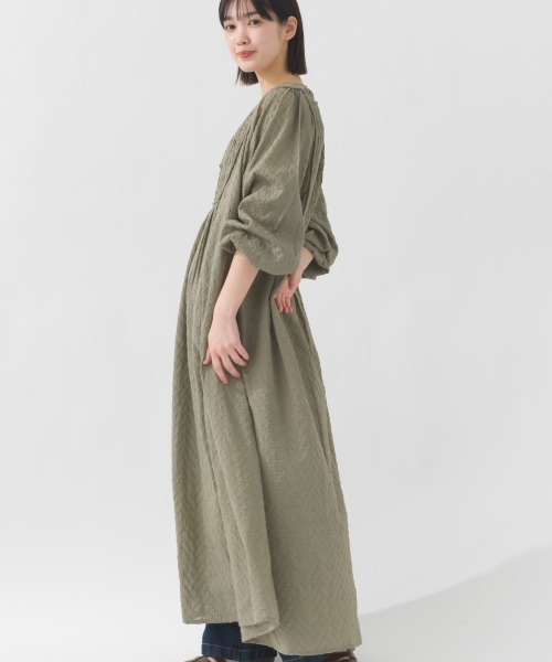 OMNES（オムネス）の「コットンドビーシャーリングワンピース（ワンピース・レディース・モカ/ブラック/アイボリー/カーキ・FREE）」の19枚目の写真