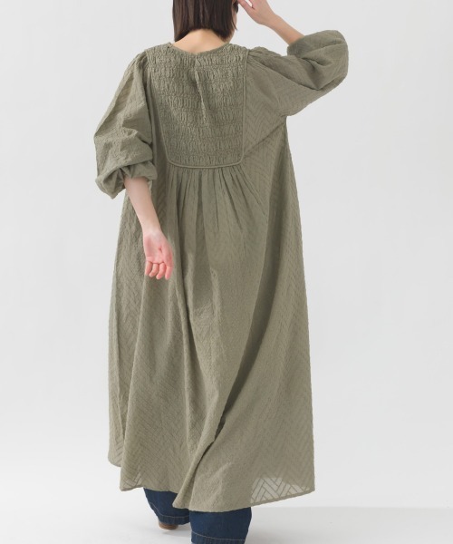 OMNES（オムネス）の「コットンドビーシャーリングワンピース（ワンピース・レディース・モカ/ブラック/アイボリー/カーキ・FREE）」の20枚目の写真