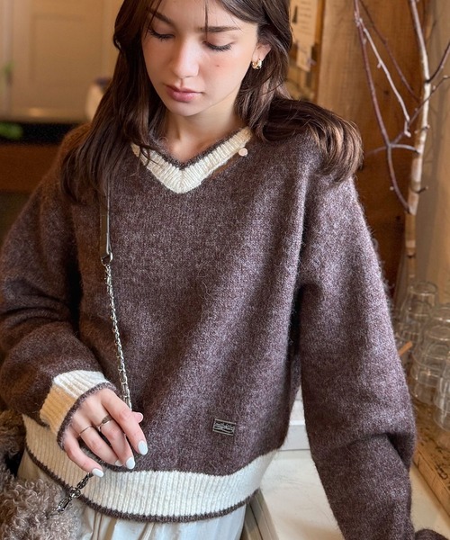 mily bilet(ミウィビレット)の「【mily bilet】上品に、可愛く。大人の抜け感を演出する。スリット見せロゴプレート使い配色Vネックニットプルオーバー(長袖)(ニット/セーター・レディース・ブラウン/アイボリー/チャコールグレー・LARGE/MEDIUM/SMALL/X-LARGE)」の1枚目の写真