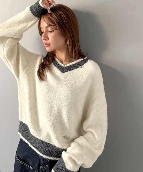 mily bilet(ミウィビレット)の「【mily bilet】上品に、可愛く。大人の抜け感を演出する。スリット見せロゴプレート使い配色Vネックニットプルオーバー(長袖)(ニット/セーター・レディース・ブラウン/アイボリー/チャコールグレー・LARGE/MEDIUM/SMALL/X-LARGE)」の21枚目の写真