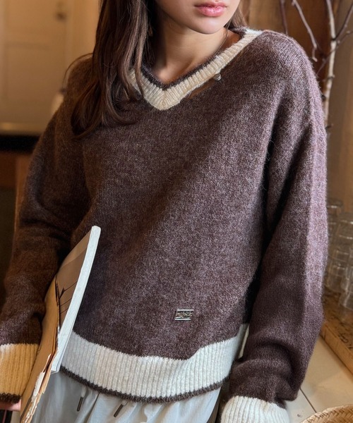 mily bilet(ミウィビレット)の「【mily bilet】上品に、可愛く。大人の抜け感を演出する。スリット見せロゴプレート使い配色Vネックニットプルオーバー(長袖)(ニット/セーター・レディース・ブラウン/アイボリー/チャコールグレー・LARGE/MEDIUM/SMALL/X-LARGE)」の9枚目の写真