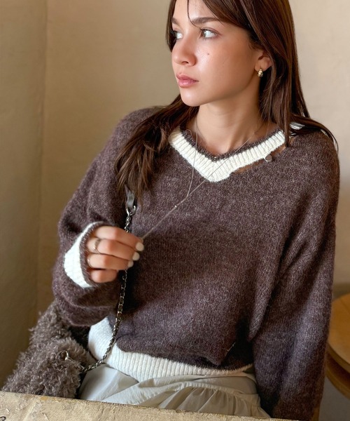 mily bilet(ミウィビレット)の「【mily bilet】上品に、可愛く。大人の抜け感を演出する。スリット見せロゴプレート使い配色Vネックニットプルオーバー(長袖)(ニット/セーター・レディース・ブラウン/アイボリー/チャコールグレー・LARGE/MEDIUM/SMALL/X-LARGE)」の15枚目の写真