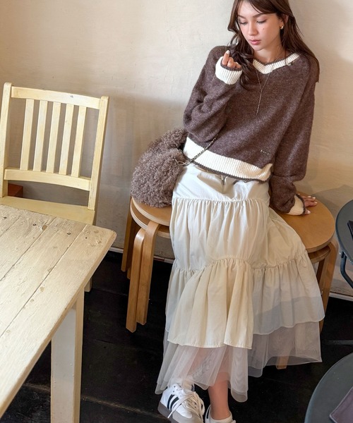 mily bilet(ミウィビレット)の「【mily bilet】上品に、可愛く。大人の抜け感を演出する。スリット見せロゴプレート使い配色Vネックニットプルオーバー(長袖)(ニット/セーター・レディース・ブラウン/アイボリー/チャコールグレー・LARGE/MEDIUM/SMALL/X-LARGE)」の12枚目の写真
