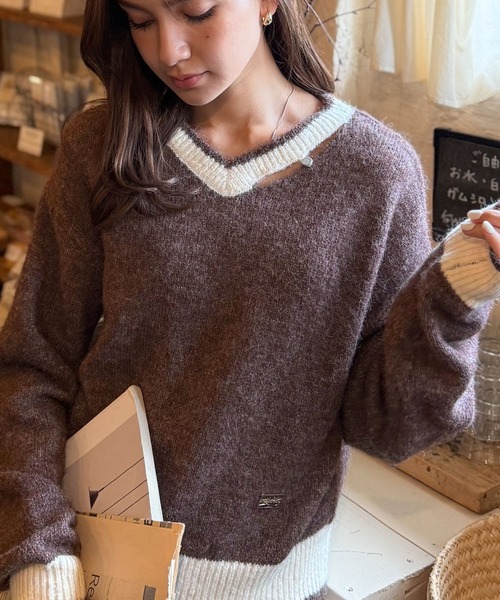 mily bilet(ミウィビレット)の「【mily bilet】上品に、可愛く。大人の抜け感を演出する。スリット見せロゴプレート使い配色Vネックニットプルオーバー(長袖)(ニット/セーター・レディース・ブラウン/アイボリー/チャコールグレー・LARGE/MEDIUM/SMALL/X-LARGE)」の5枚目の写真