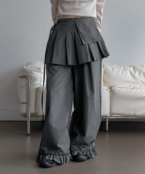 UNE MANSION（ユヌマンション）の「取り外し可能ユニークポケットラップスカート＆ワイドフリルスラックスセットパンツ（その他パンツ・レディース・ブラック/チャコールグレー・FREE）」の2枚目の写真