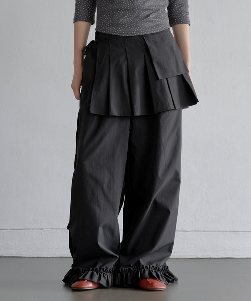 UNE MANSION（ユヌマンション）の「取り外し可能ユニークポケットラップスカート＆ワイドフリルスラックスセットパンツ（その他パンツ・レディース・ブラック/チャコールグレー・FREE）」の3枚目の写真