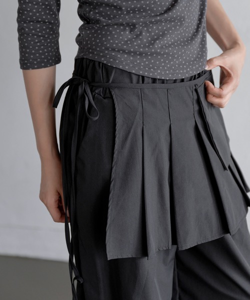 UNE MANSION（ユヌマンション）の「取り外し可能ユニークポケットラップスカート＆ワイドフリルスラックスセットパンツ（その他パンツ・レディース・ブラック/チャコールグレー・FREE）」の4枚目の写真
