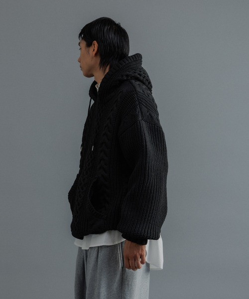 ADAM ET ROPE'（アダムエロペ）の「【WEB限定】ボリュームケーブル ニット パーカー / ロングシーズン着用可能 / 超軽量 / ユニセックス（パーカー・メンズ・ブラック/チャコールグレー/キナリ・M/L）」の6枚目の写真