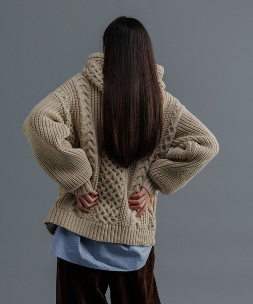 ADAM ET ROPE'（アダムエロペ）の「【WEB限定】ボリュームケーブル ニット パーカー / ロングシーズン着用可能 / 超軽量 / ユニセックス（パーカー・メンズ・ブラック/チャコールグレー/キナリ・M/L）」の9枚目の写真