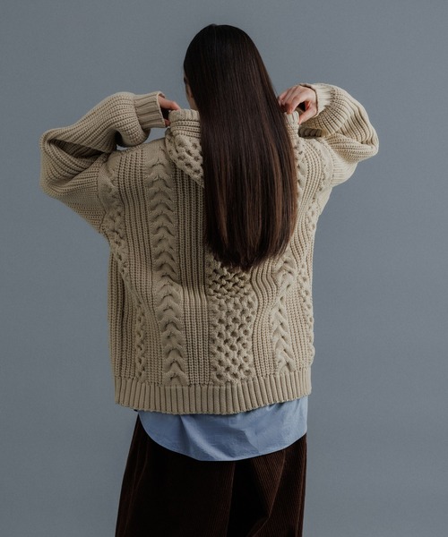 ADAM ET ROPE'（アダムエロペ）の「【WEB限定】ボリュームケーブル ニット パーカー / ロングシーズン着用可能 / 超軽量 / ユニセックス（パーカー・メンズ・ブラック/チャコールグレー/キナリ・M/L）」の10枚目の写真