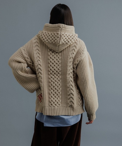 ADAM ET ROPE'（アダムエロペ）の「【WEB限定】ボリュームケーブル ニット パーカー / ロングシーズン着用可能 / 超軽量 / ユニセックス（パーカー・メンズ・ブラック/チャコールグレー/キナリ・M/L）」の11枚目の写真