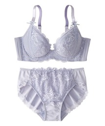 Triumph（トリンプ）の「Jで包む脇高タック入りブラジャーショーツセット（トリンプ）（ブラ&ショーツ）」