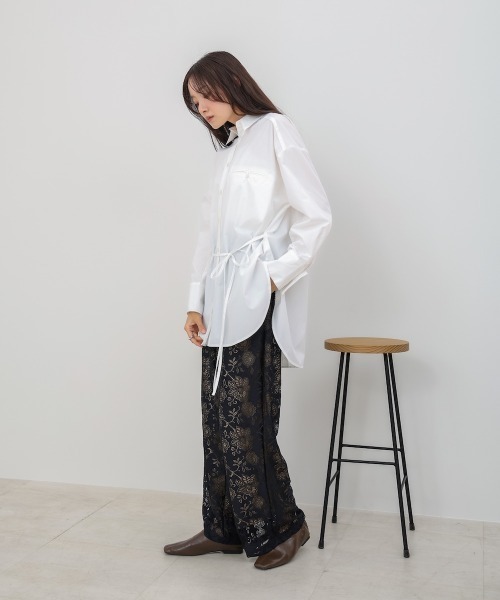 Bab(バブ)の「ロングシャツブラウス(シャツ/ブラウス・レディース・オフホワイト/チャコールグレー/ブラウン・M)」の8枚目の写真