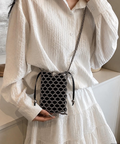 VIBGYOR(ヴィブジョー)の「Mignonjour/パールビーズミニショルダー M2811(ショルダーバッグ・レディース・ブラック/ホワイト/ホワイト系1/ブラック系1・FREE)」の4枚目の写真