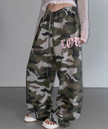 .KOM（ドットコム）の「A'GEM/9 × .kom 『.KOM/ドットケーオーエム』 Y2K LOVE カモフラージュパンツ（カーゴパンツ）」