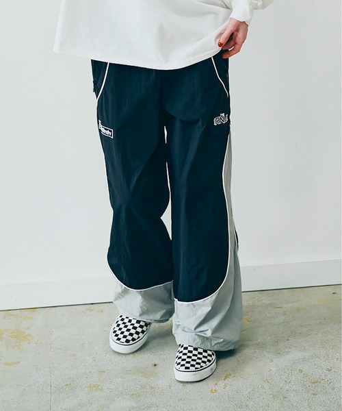 RNA（アールエヌエー）の「R4382 バイカラートラックパンツ（その他パンツ・レディース・ブラック×グレー/バーガンディー/グリーン×オレンジ・MEDIUM）」の2枚目の写真